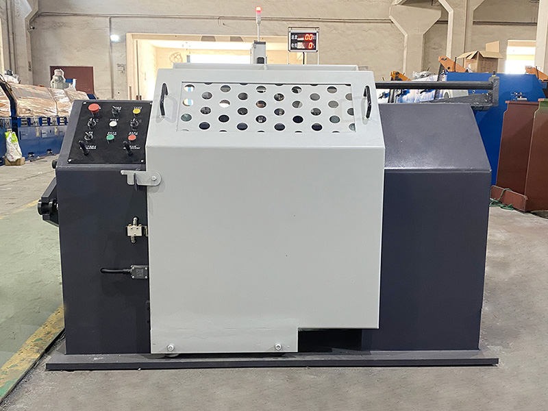 Kuinka puolanottokone käsittelee materiaalin paksuuden tai tiheyden vaihteluita, ja onko sillä joustavuutta säätää kelauksen kireyttä vastaavasti?